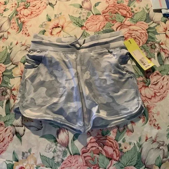 NWT Active Wear Shorts Camo Design Size Medium - Picture 1 of 6